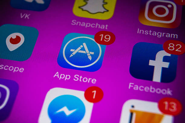 新しいinstagramアイコンを持つソーシャルメディアアプリケーションのアイコン - ipad apple computers note pad touch screen ストックフォトと画像