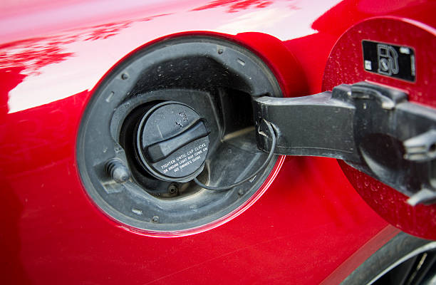 benzinkappenabdeckung auf rotem auto - gasohol stock-fotos und bilder