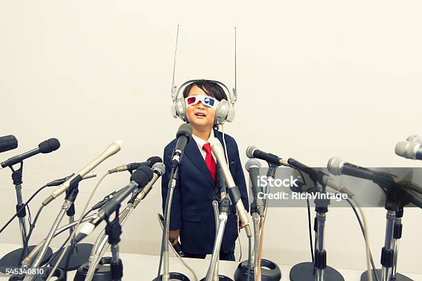 Photo libre de droit de Jeune Garçon Japonais Avec Casque Et Microphones banque d'images et plus d'images libres de droit de Enfant - Enfant, Conférencier, Entretien