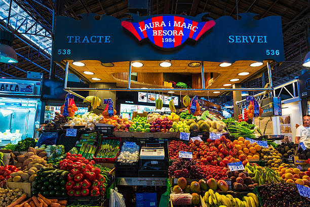 fruit stand in la boqueria market, barcelona - fc barcelona 個照片及圖片檔