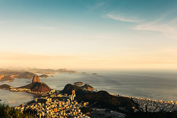 pão de açúcar no rio de janeiro - clear sky rio de janeiro brazil guanabara bay - fotografias e filmes do acervo