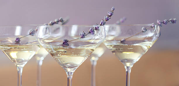 okulary szampana urządzone z lawendowym korkiem - flower drink zdjęcia i obrazy z banku zdjęć