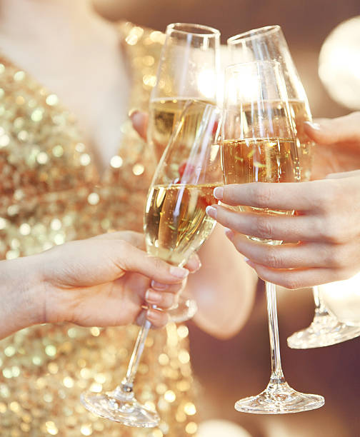 celebração. pessoas segurando taças de champanhe fazendo um brinde - group of objects travel friendship women - fotografias e filmes do acervo