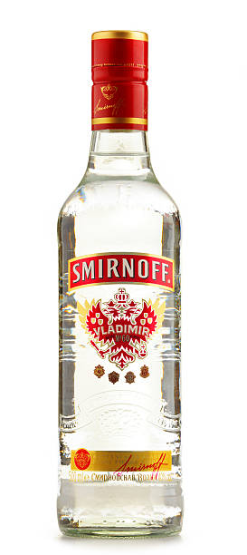 bottiglia di vodka di smirnoff rosso etichetta solo su bianco - smirnoff vodka bottle alcohol foto e immagini stock