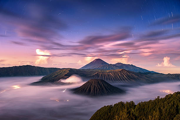 gefallene sterne mit herrlichem himmel bei sonnenaufgang über dem berg. bromo - bromo crater stock-fotos und bilder