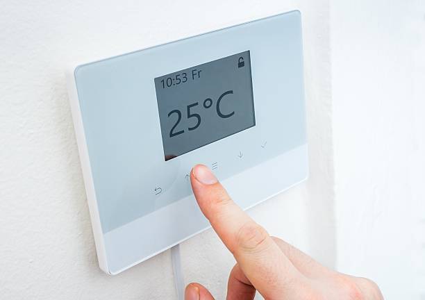 concept de chauffage. réglage de la température sur la commande numérique du thermostat central. - room temperature photos et images de collection