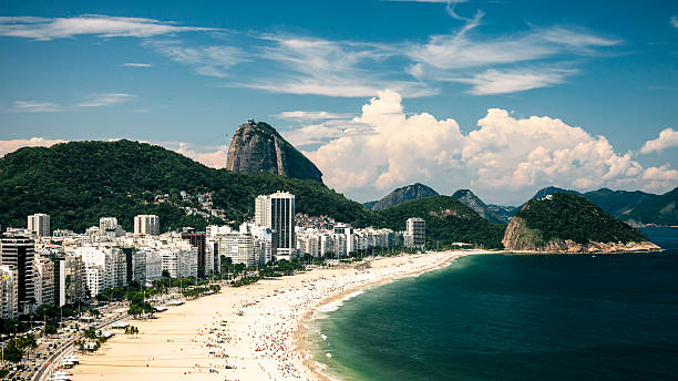 vista de playa de copacabana, río de janeiro, brasil - sugarloaf mountain mountain rio de janeiro brazil fotografías e imágenes de stock