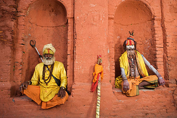 sadhu-india holymen en el templo de estar - varanasi fotografías e imágenes de stock