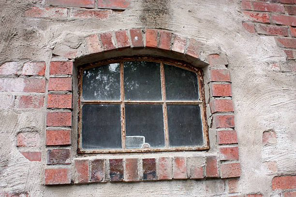finestra in casa di mattoni - mullion windows foto e immagini stock