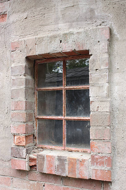 finestra in casa di mattoni - mullion windows foto e immagini stock