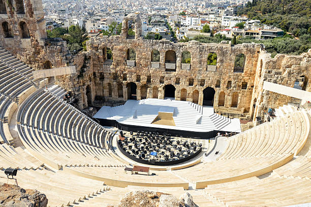 theater herodes die akropolis in athen, griechenland - greece athens greece parthenon acropolis stock-fotos und bilder