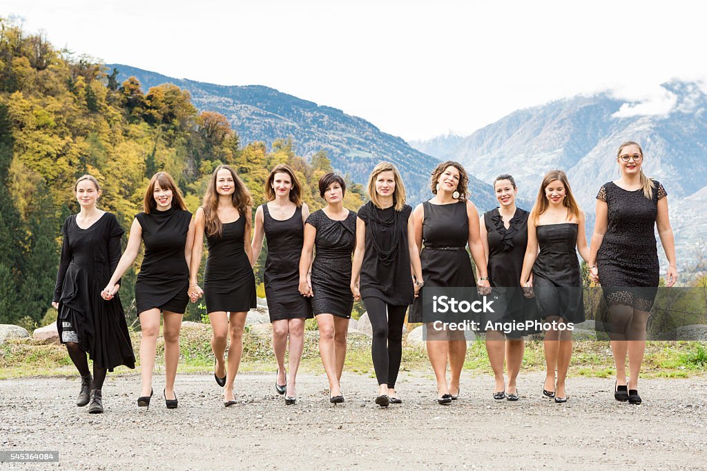 Grupo De Mujeres Vestida De Negro Caminando De La Mano Foto de stock y más  banco de imágenes de Mujeres - iStock