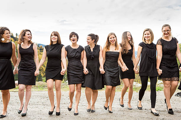 Grupo De Mujeres Vestida De Negro Caminando De La Mano Foto de stock y más banco de imágenes de Agarrados de la mano - iStock Grupo De Mujeres Vestida De Negro Caminando De La Mano Foto de stock y más banco de imágenes de Agarrados de la mano - iStock