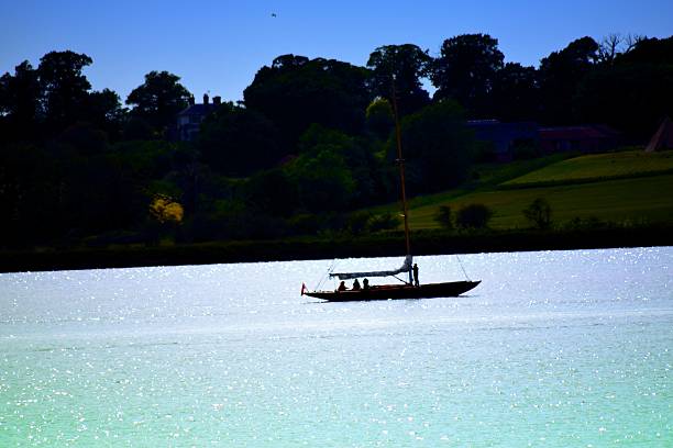 barco de vela de verano fondo de agua de mar costera - sea water single object sailboat fotografías e imágenes de stock