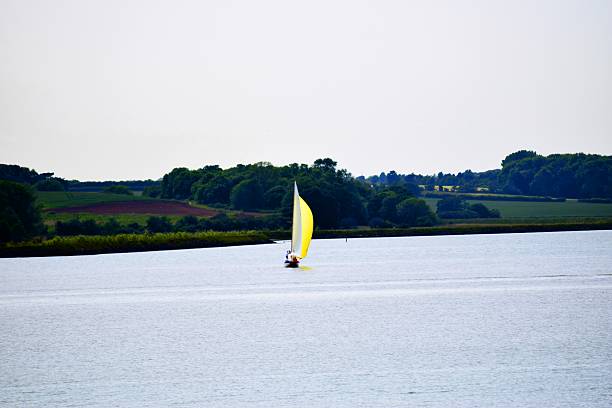 barco de vela de verano fondo de agua de mar costera - sea water single object sailboat fotografías e imágenes de stock