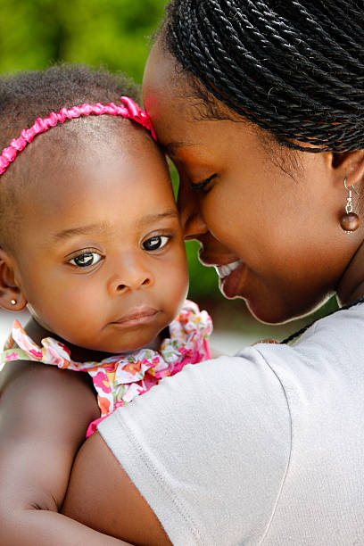 어머니를 껴안고 딸 - haiti 뉴스 사진 이미지