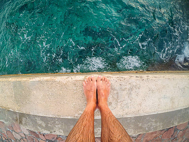 pies pov en el buceo en el mar - salto desde acantilado fotografías e imágenes de stock