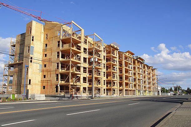 construcción de condominios multifamiliares - wooden construction fotografías e imágenes de stock