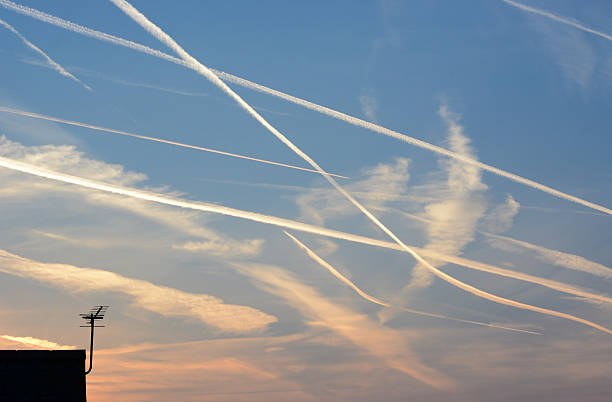 trilhas de avião e antenas - rasto de fumo de avião - fotografias e filmes do acervo