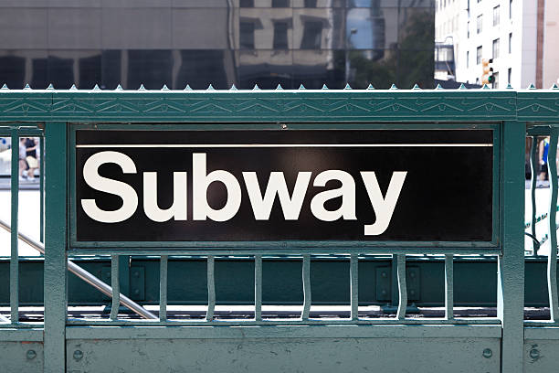 cartello della metropolitana di new york - stazione della metropolitana foto e immagini stock