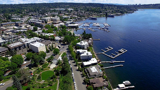 kirkland, wa waterfront aerial panoramic lake washington, bellevue skyline - bundesstaat washington stock-fotos und bilder