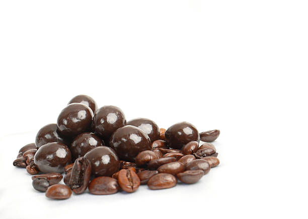 cioccolato coperto di chicchi di caffè - chocolate dipped foto e immagini stock