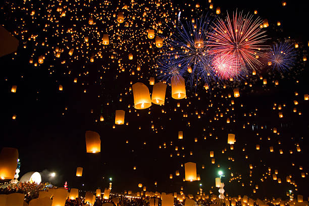 sky lanterns with fireworks - 元宵節 個照片及圖片檔