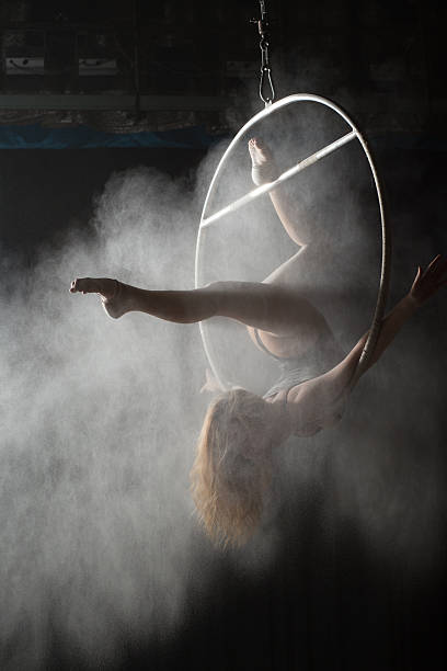 weibliche akrobat in der gymnastik element auf luftreifen mit besprengt - acrobatic activity flash stock-fotos und bilder