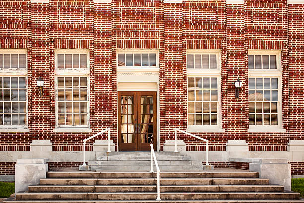 ancienne entrée du bâtiment de la poste en brique. états-unis. - high school age photos et images de collection