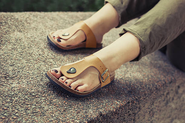 pies de mujer en sandalias amarillas de verano con estilo - sandalia fotografías e imágenes de stock