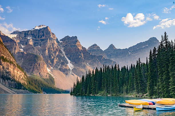 lago moraine, parque nacional banff, alberta, canadá - lago louise lago fotografías e imágenes de stock