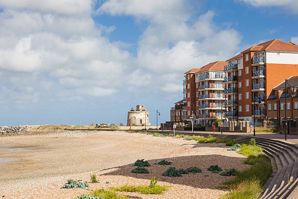 sovereign plage du port, eastbourne, le east sussex - martello towers man made coastal feature direction photos et images de collection