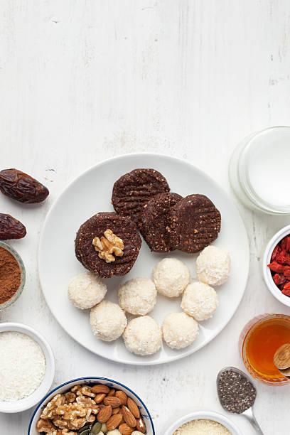 selección de galletas veganas crudas de estilo paleo - almond macaroon fotografías e imágenes de stock