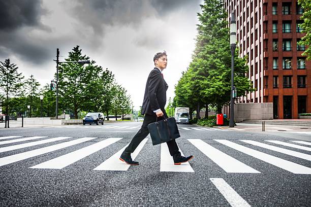 도쿄 금융 지구의 일본 사업가 - business suitcase men outdoors 뉴스 사진 이미지