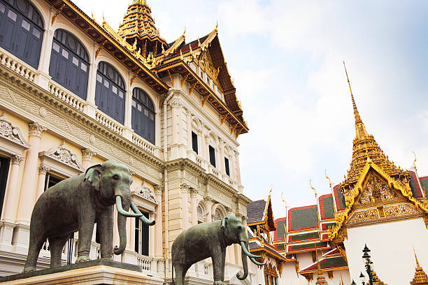 phra kaeo, храм изумрудного будды, бангкок таиланд - bangkok province photography construction architecture стоковые фото и изображения
