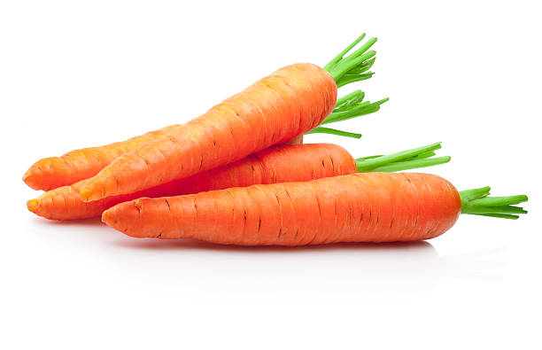 fresca zanahorias aislado sobre fondo blanco - carrot fotografías e imágenes de stock