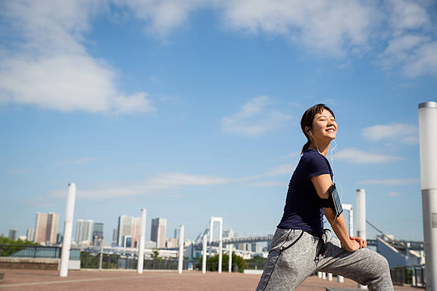 日本の女性が彼女の実行前に広がる - 女性ランナー ストックフォトと画像