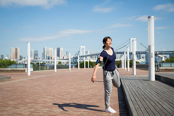 日本女性のストレッチ - 女性ランナー ストックフォトと画像
