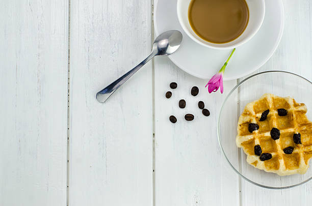 herzförmiger waffeln und kaffee am tisch - m chamomilla stock-fotos und bilder