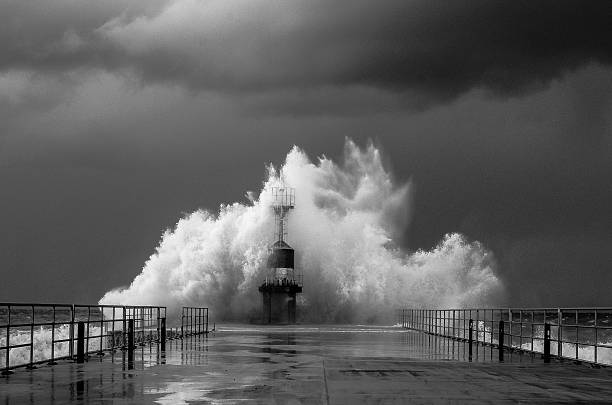 die perfekte welle - pier sea storm nature stock-fotos und bilder