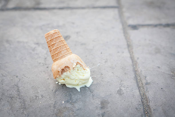lody na ziemi. (skupienie selektywne) - scoop ice cream frozen cold zdjęcia i obrazy z banku zdjęć