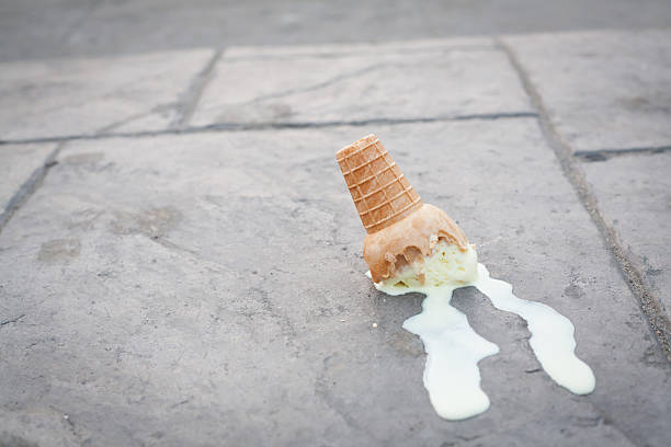мороженое на земле. (селективный фокус) - melting ice cream cone chocolate frozen стоковые фото и изображения