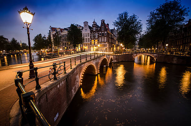 amsterdam canals at sunset - keizersgracht imagens e fotografias de stock