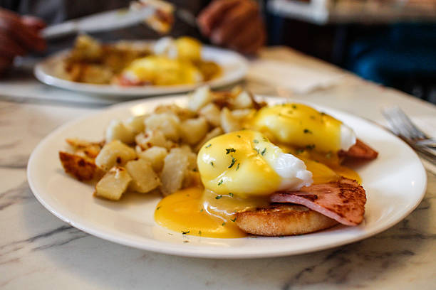 eggs benedict with hash browns - hollandaise sauce imagens e fotografias de stock