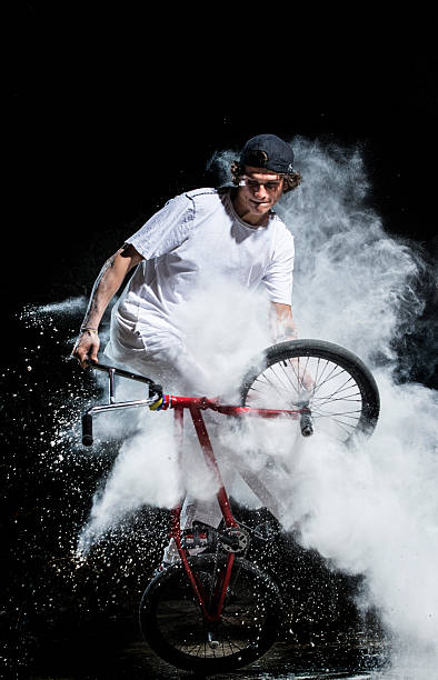 bmx acrobatique homme silhouette en - bmx flatland photos et images de collection