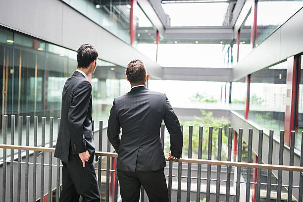 biznesmen spotkania w dzielnicy finansowej, budynku - handshake respect japan business zdjęcia i obrazy z banku zdjęć