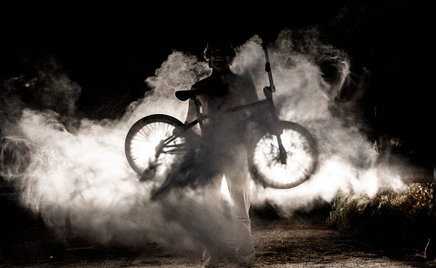 bmx rider. - bmx flatland photos et images de collection