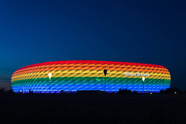 allianz arena iluminada com luz do arco-íris no dia da rua christopher - protest editorial people travel locations - fotografias e filmes do acervo