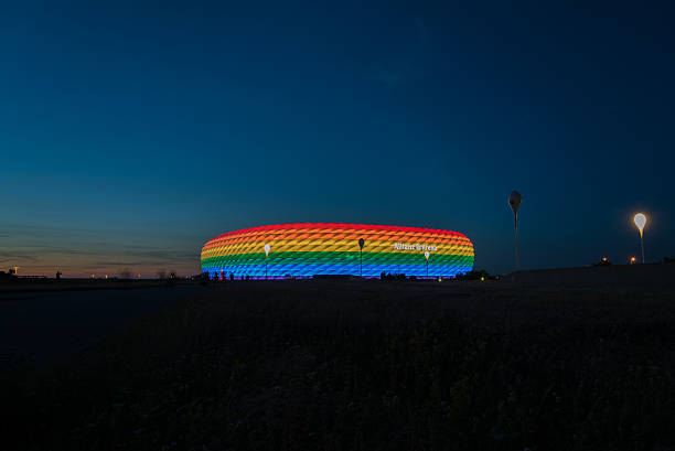 allianz arena illuminata dalla luce arcobaleno nel christopher street day - protest editorial people travel locations foto e immagini stock