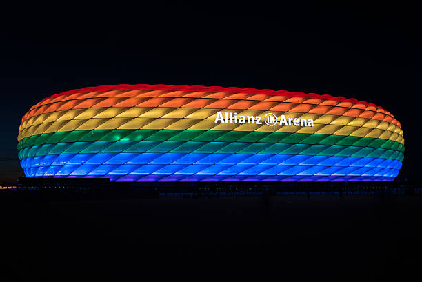 allianz arena iluminado con luz de arco iris en el día de christopher street - protest editorial people travel locations fotografías e imágenes de stock